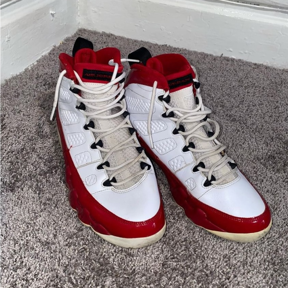 CLEAN NEED WIPE DOWN SOLE YELLOWING